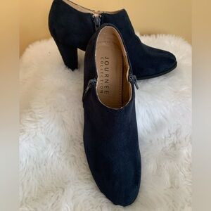 JOURNEE Sanzi navy blue dual zip up booties in faux suede with block heel Size 7